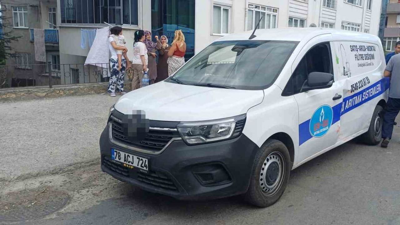 Karabük kavşağında elektrikli üç tekerlekli motosikletle hafif ticari araç çarpıştı