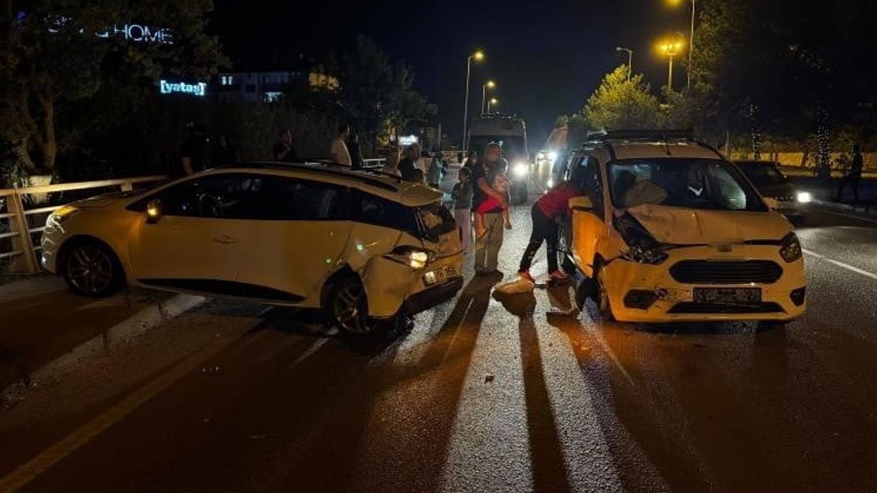 Karabük-Safranbolu çevre yolunda dörtlü ikazlı araca arkadan çarpma: 7 yaralı