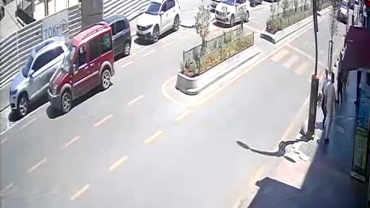 Karabük'te hafif ticari araç yayaya çarptı, kaza anı kamerada