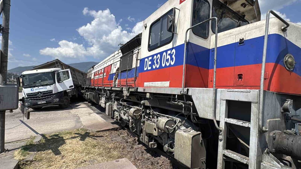 Karabük'te hemzemin geçitte lokomotifle tırın çarpışması maddi hasar bıraktı