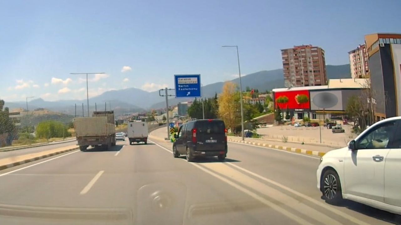 Karabük’te kontrolsüz yola çıkışlar ve ani şerit değişimleri tehlikeli anlar oluşturdu