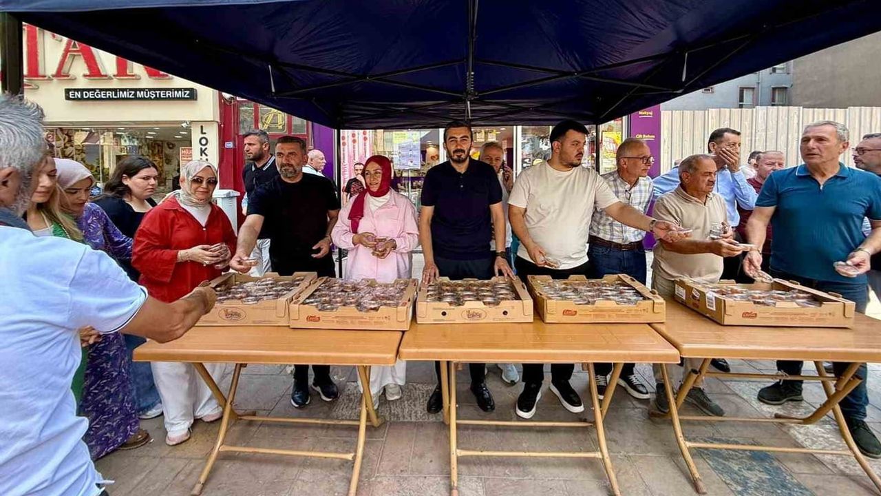 Karabük'te mevlid kandilinde lokma ikramı ve cadde buluşması