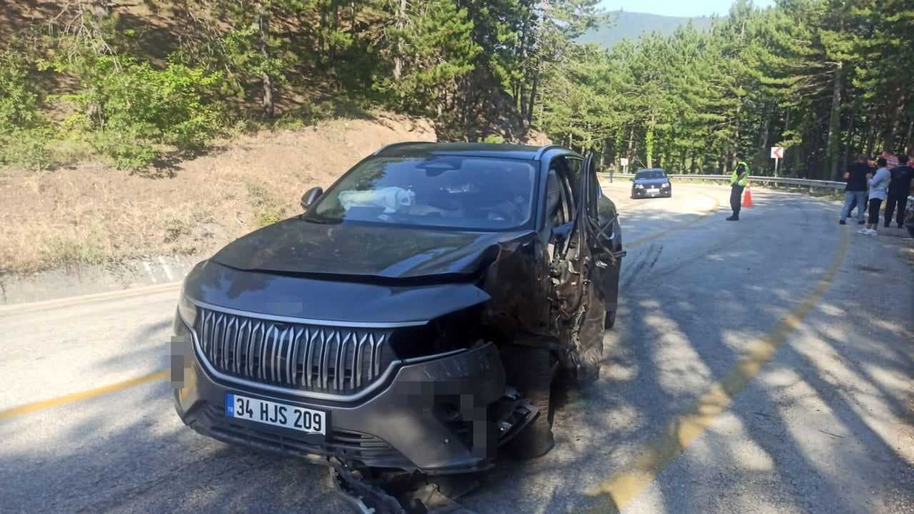 Karabük'te savrulan römorkun otomobile çarpması sonucu 4 kişi yaralandı