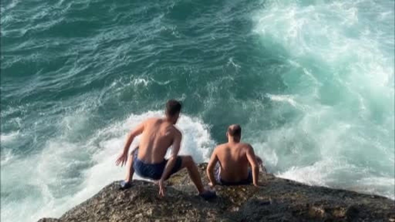 Karaburun'da dalgaların arasına sürüklenen kişi arkadaşlarının çabasıyla kurtarıldı