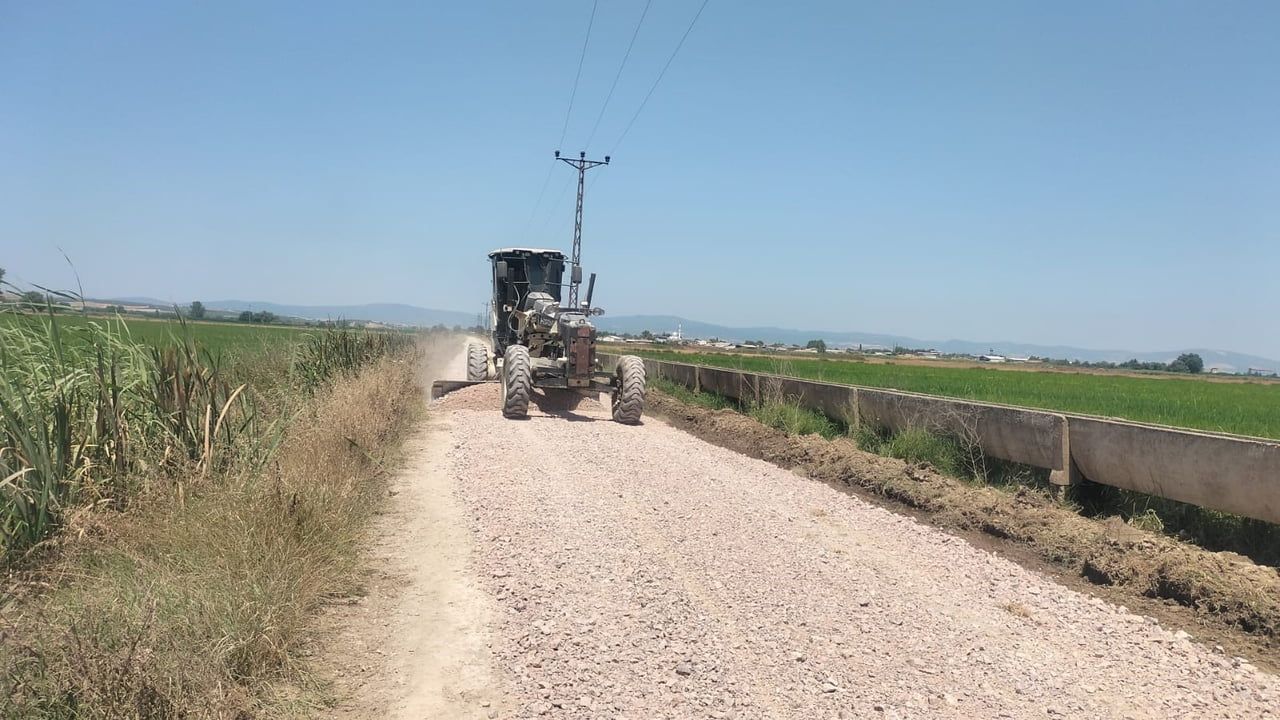 Karacabey'de arazi yolları yenileniyor, üreticiye ulaşım kolaylaşıyor