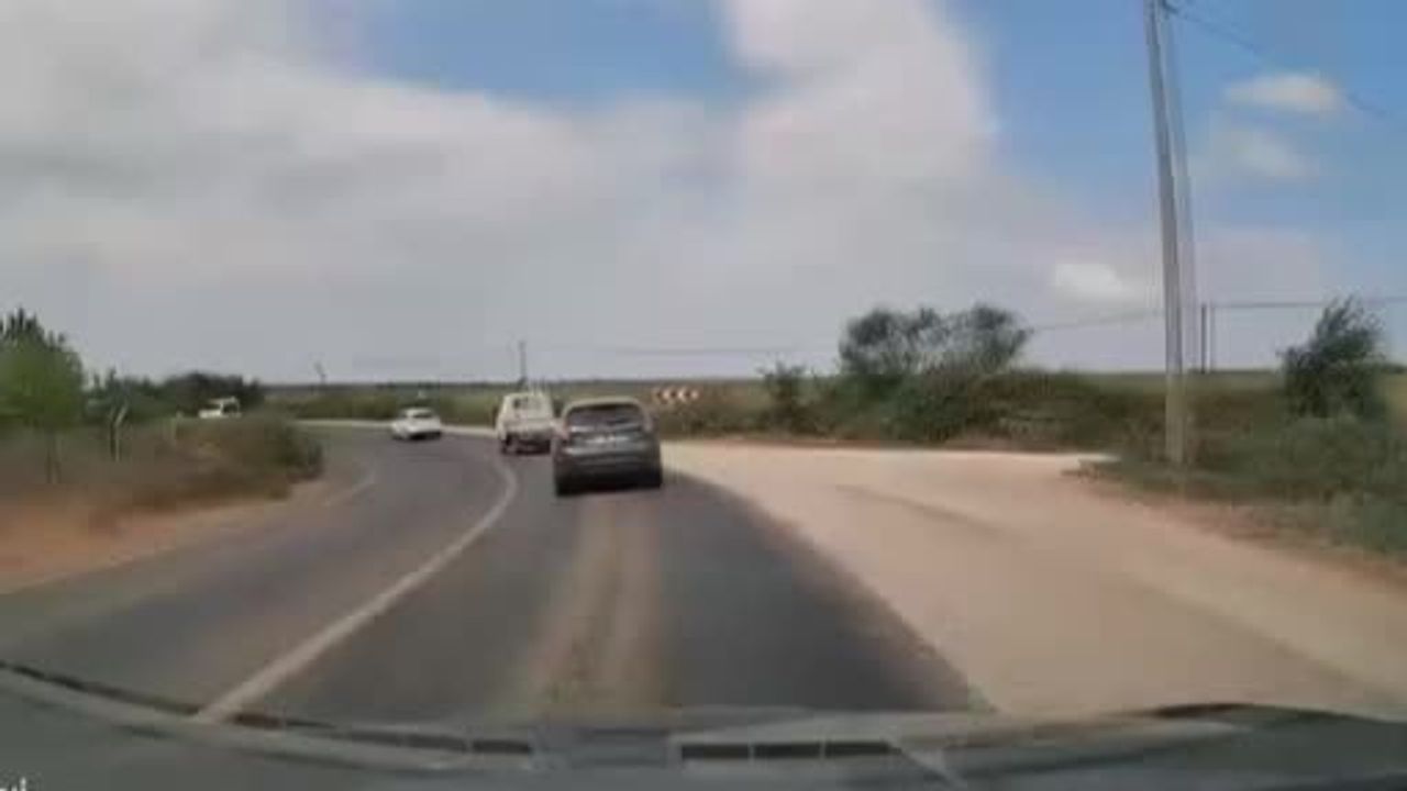 Karacabey'de virajı alamayan sürücünün kaza anı araç kamerasına yansıdı