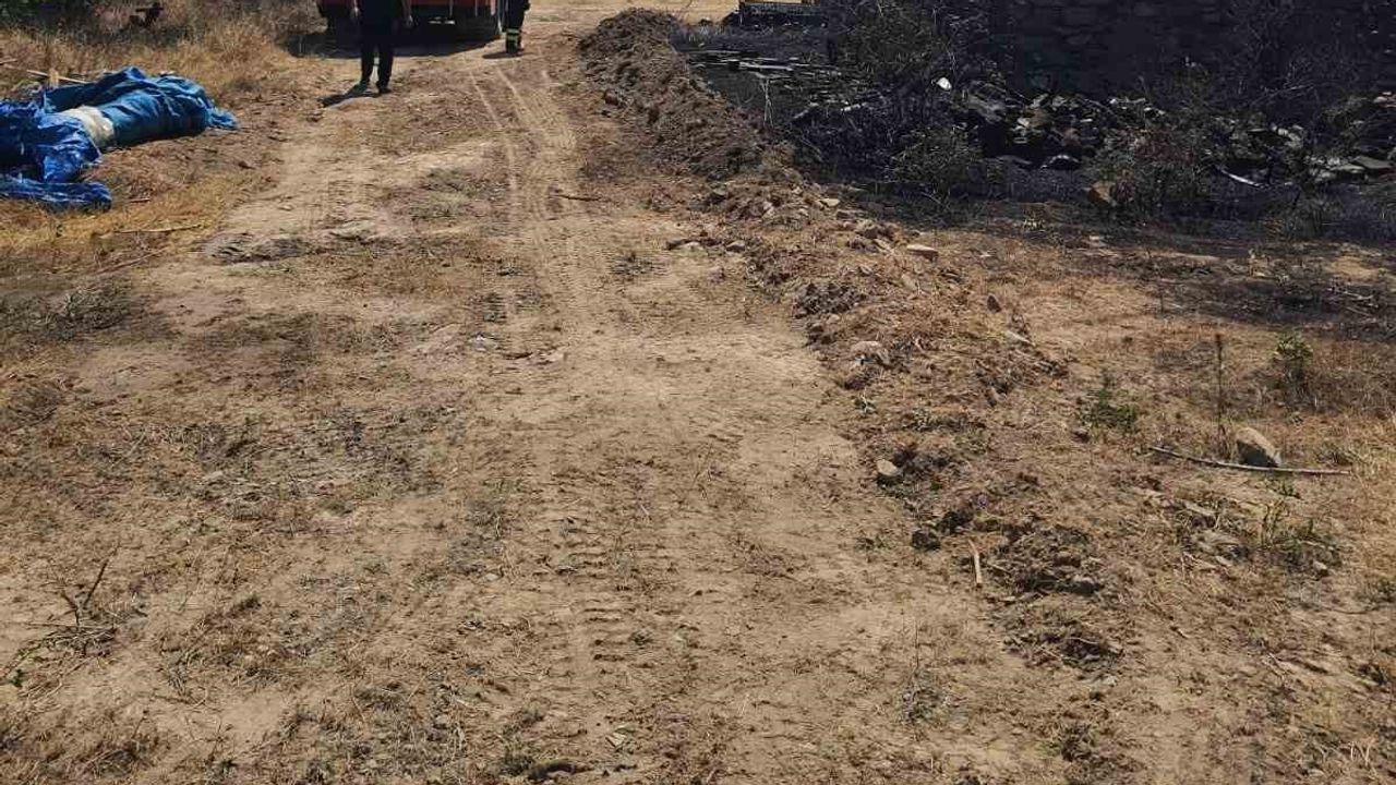 Karacalar'da otluk alevleri ev ve orman arasında durduruldu
