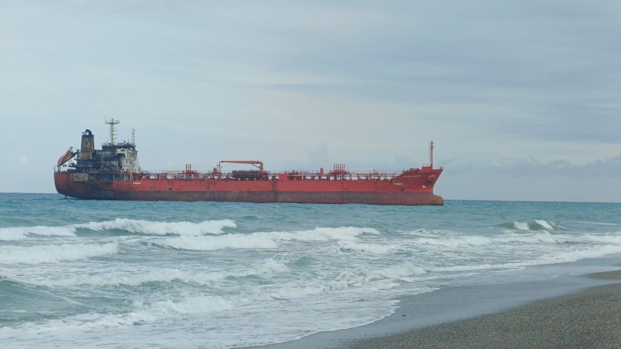 Karadeniz'de hasar gören M/T Golden Sapling rüzgârla sürüklenip Samsun Geyikkoşan'da karaya oturdu