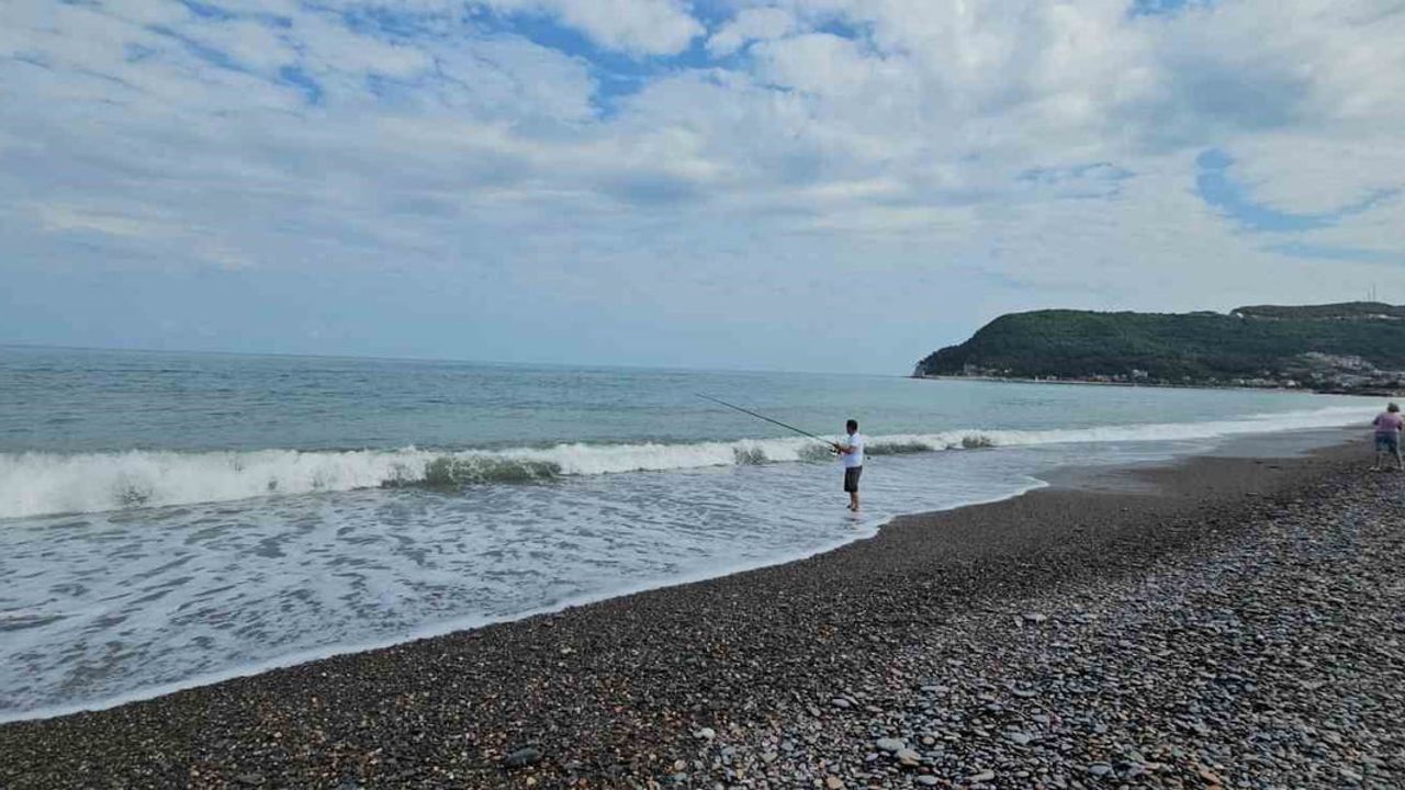 Karadeniz'de oltasını kapan vatandaşlar kıyılara akın etti
