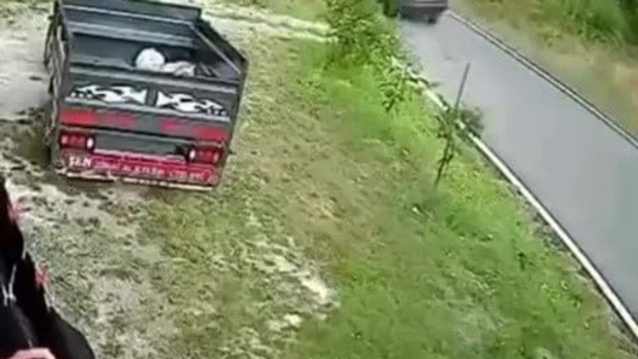 Karadeniz Ereğli'de servis aracıyla otomobil çarpıştı, dört kişi yaralandı