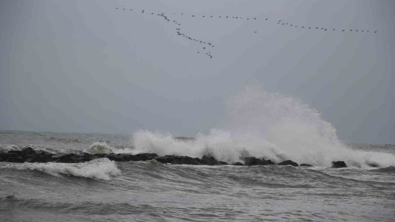 Karadeniz kıyılarında hırçın deniz sahili vurdu