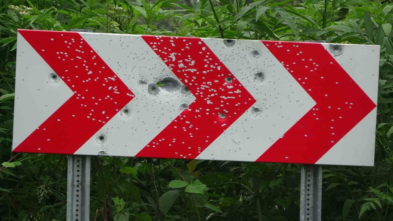 Karadeniz yaylalarında levhalar kurşun delikleriyle sürücüleri riske atıyor