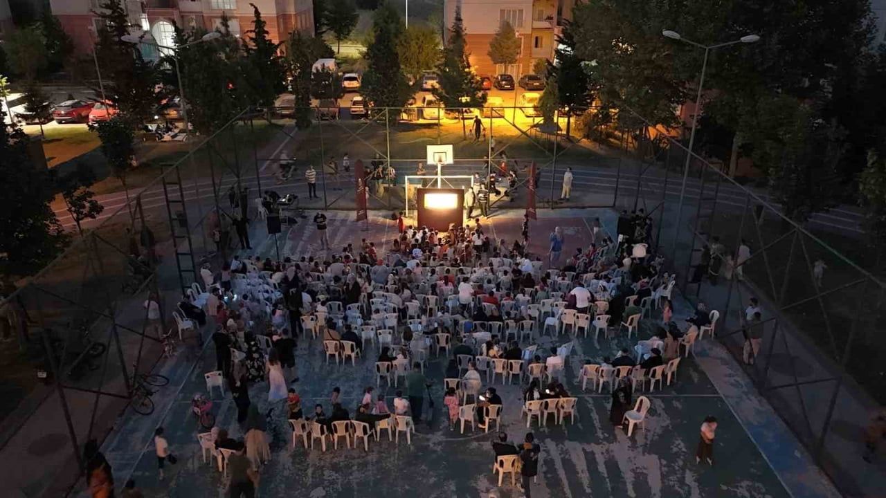 Karagöz'ün salıncağı semt sahasında neşeyi sardı