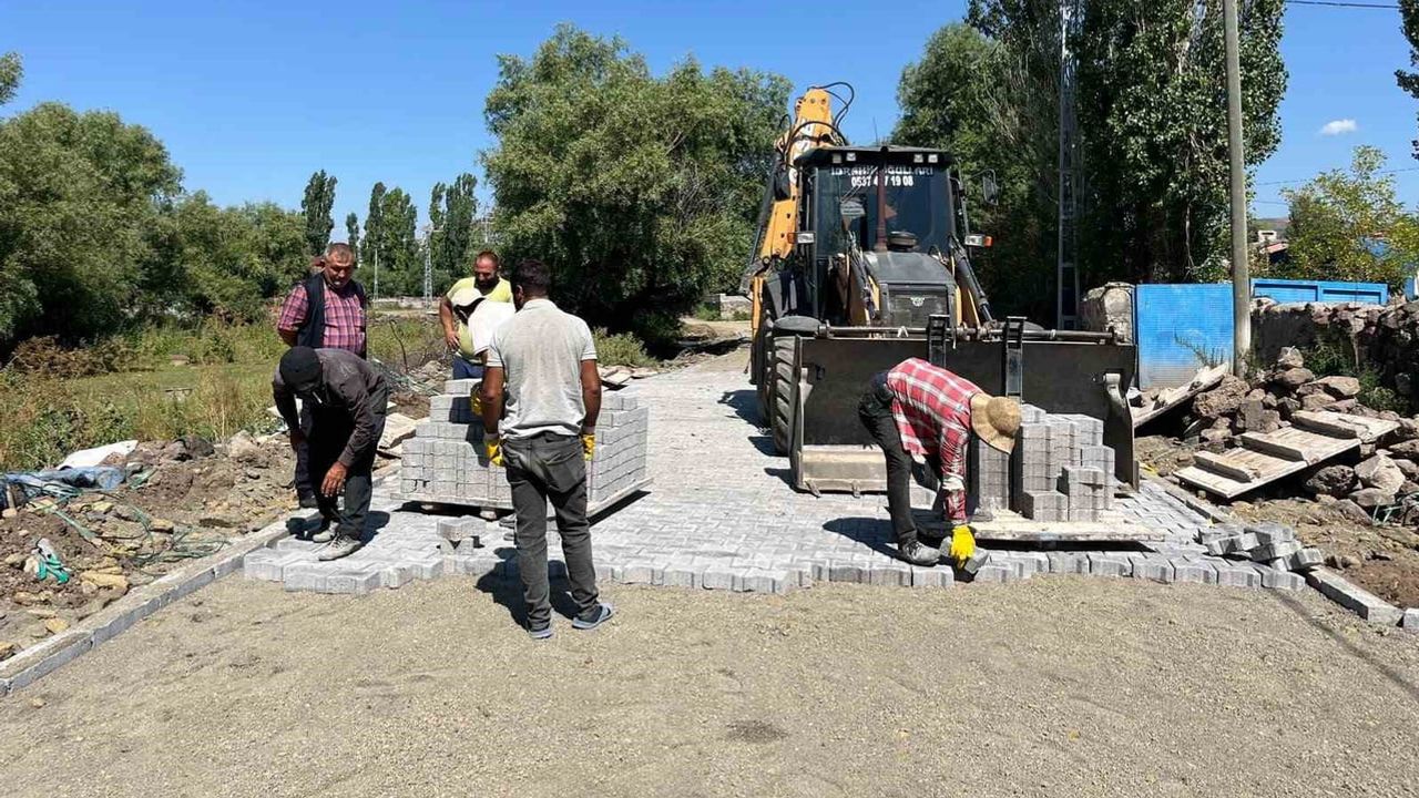 Karahan'da köy yolları parke taşıyla güçlendiriliyor