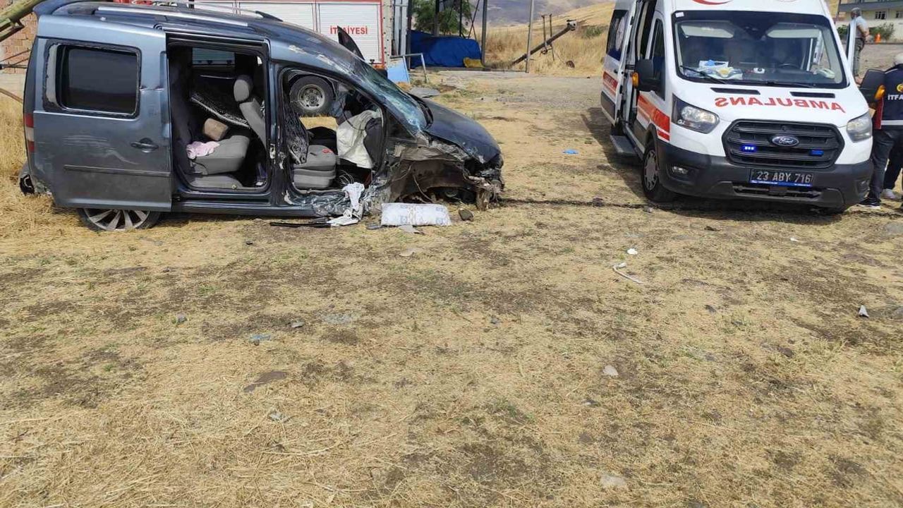 Karakoçan'da direksiyon hakimiyetini kaybeden araç tarlaya uçtu, beş yaralı