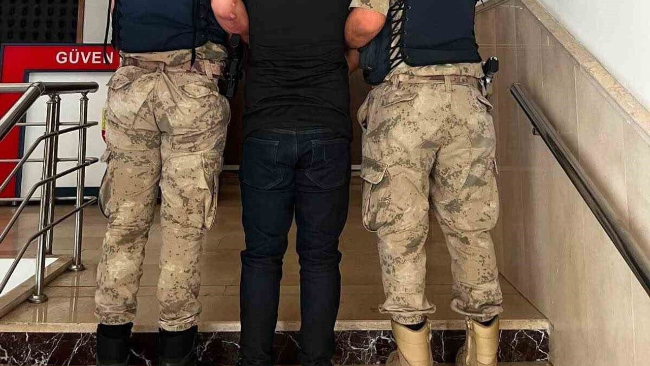 Karaköprü'de kesinleşmiş hapis cezasıyla aranan dolandırıcı jandarmaya teslim edildi