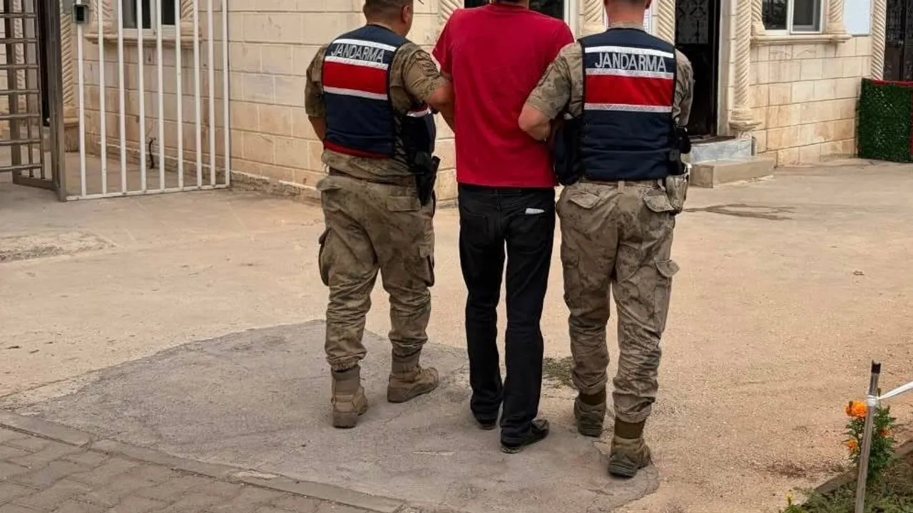 Karaköprü'de vergi suçundan aranan hükümlü jandarmaya teslim edildi