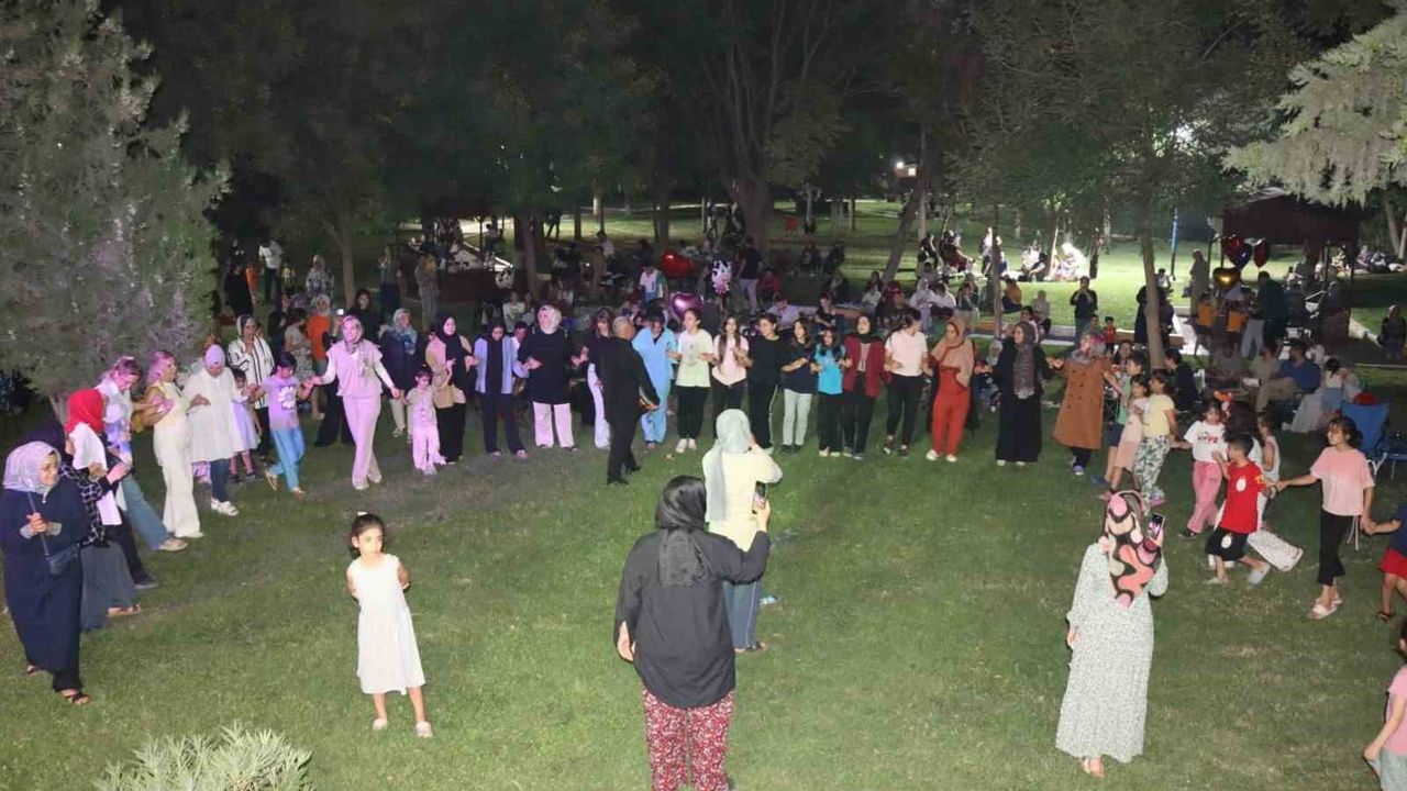 Karaköprü'de yaz akşamı türkü, halay ve Hacivat-Karagöz keyfi