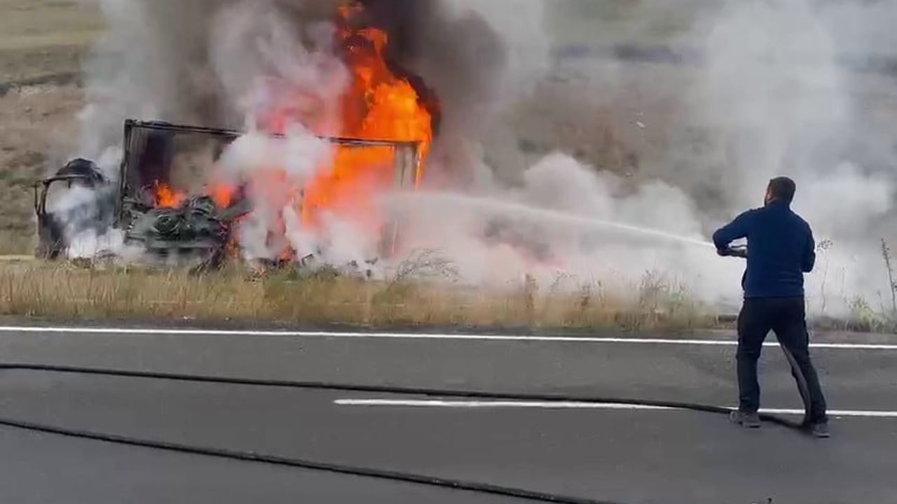 Karakurt'ta kargo aracı alev topuna döndü, itfaiye müdahale etti