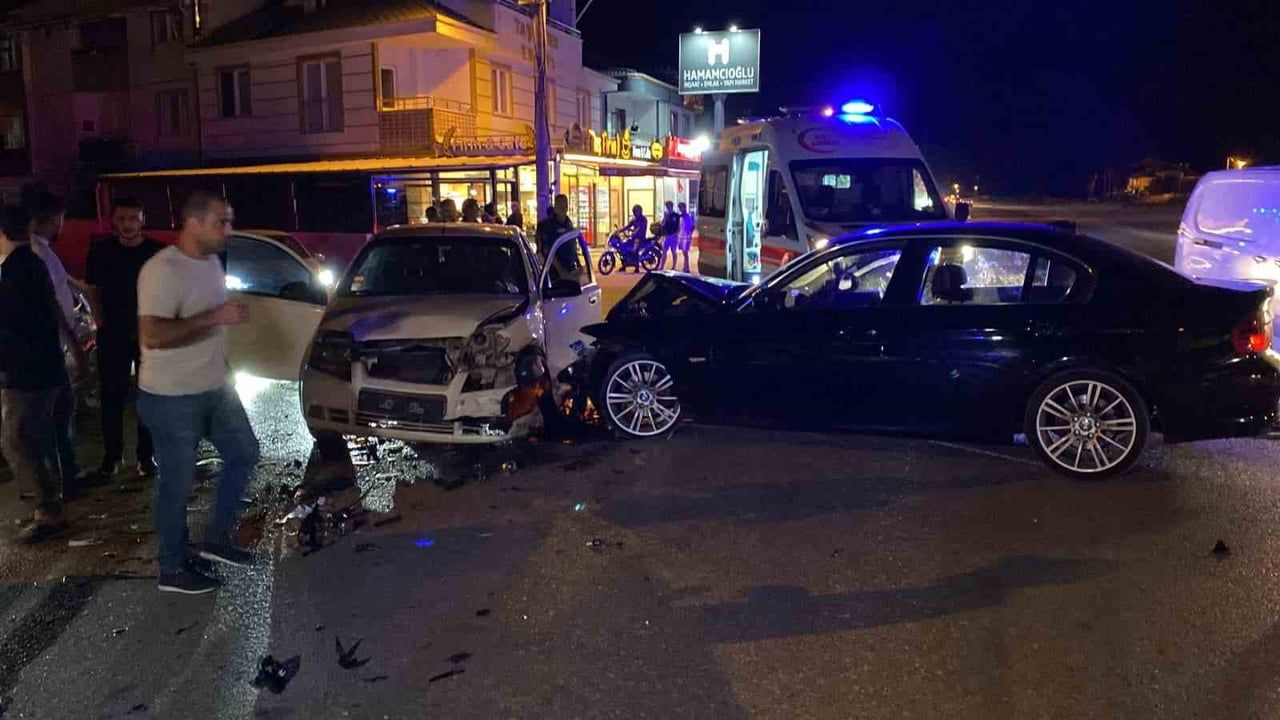 Karalar Yolu'nda gece çarpışması: iki kişi hastanede