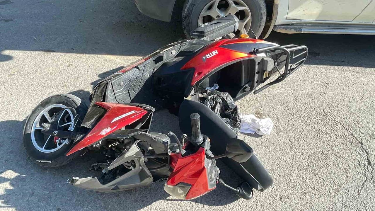 Karaman'da 1485. sokakta minibüsle motosiklet çarpıştı: 2 kişi yaralandı