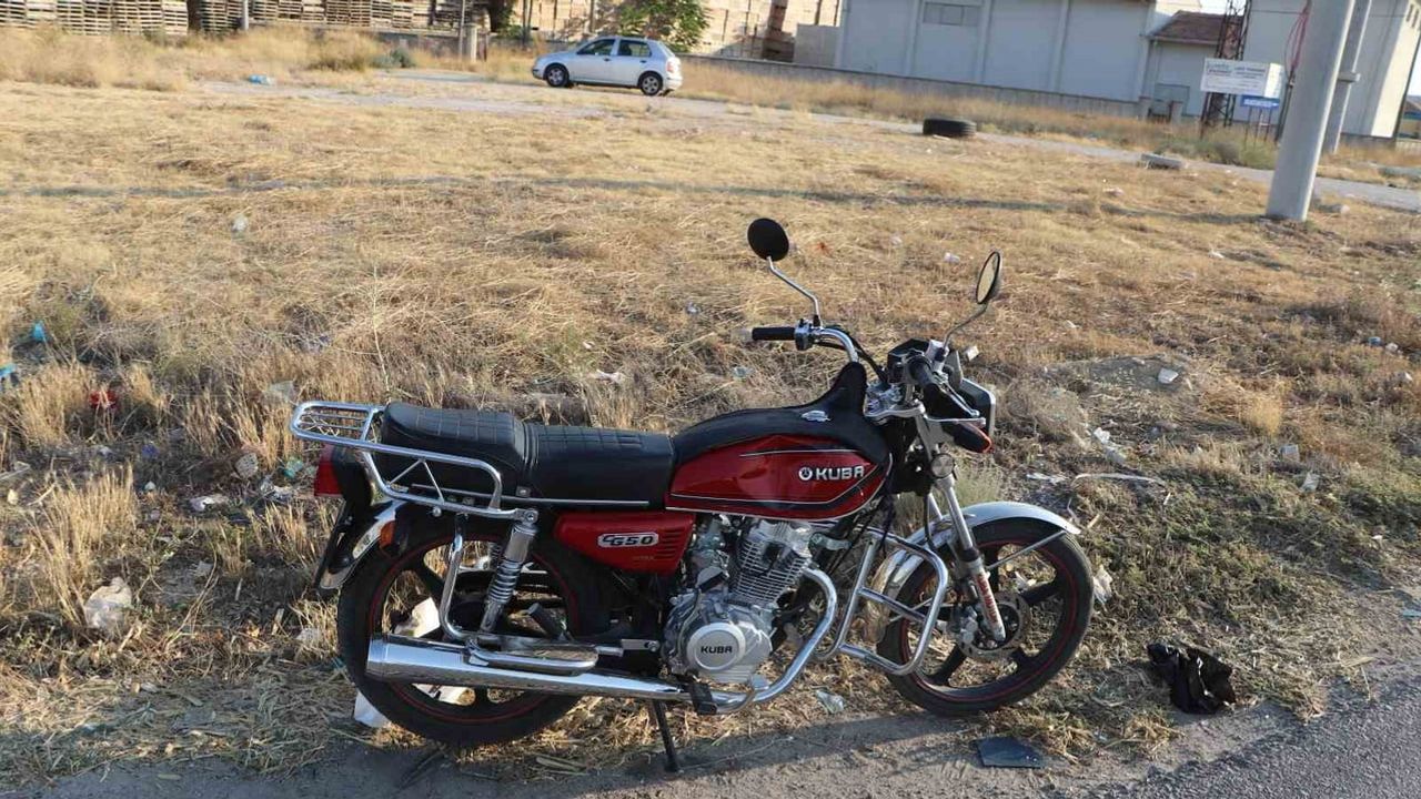 Karaman'da bulvar kavşağında çarpışma: motosiklet sürücüsü Karaman Eğitim ve Araştırma Hastanesi'ne kaldırıldı