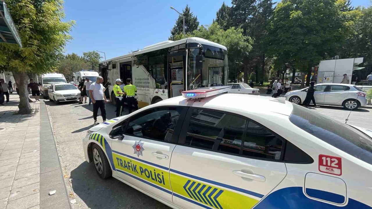 Karaman’da caddede çarpışma: otomobil halk otobüsüne arkadan girdi, sürücü yaralandı