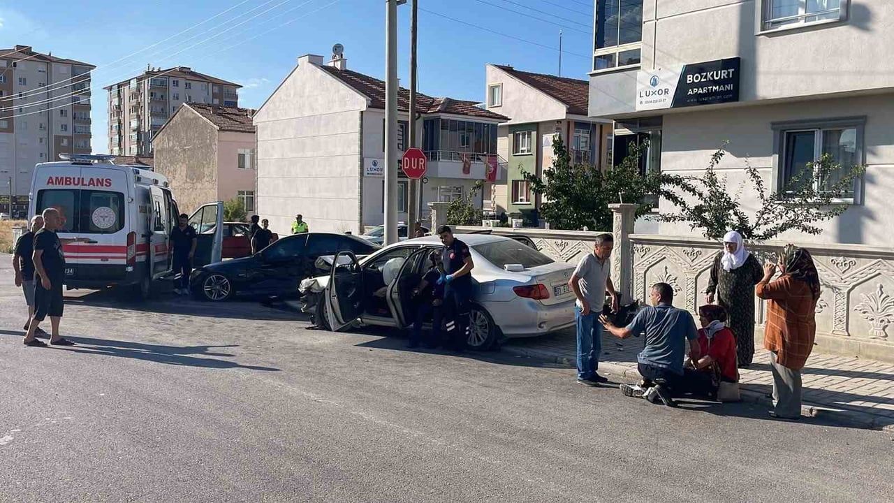Karaman'da kavşak kazası: otomobiller kaldırıma savruldu, 5 kişi yaralandı