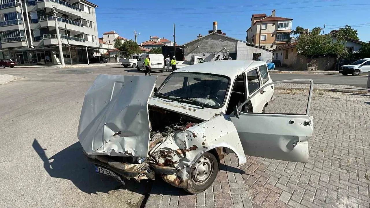 Karaman'da kavşakta çarpışma: sürücünün aracın peşinden koştuğu anlar güvenlik kamerasında