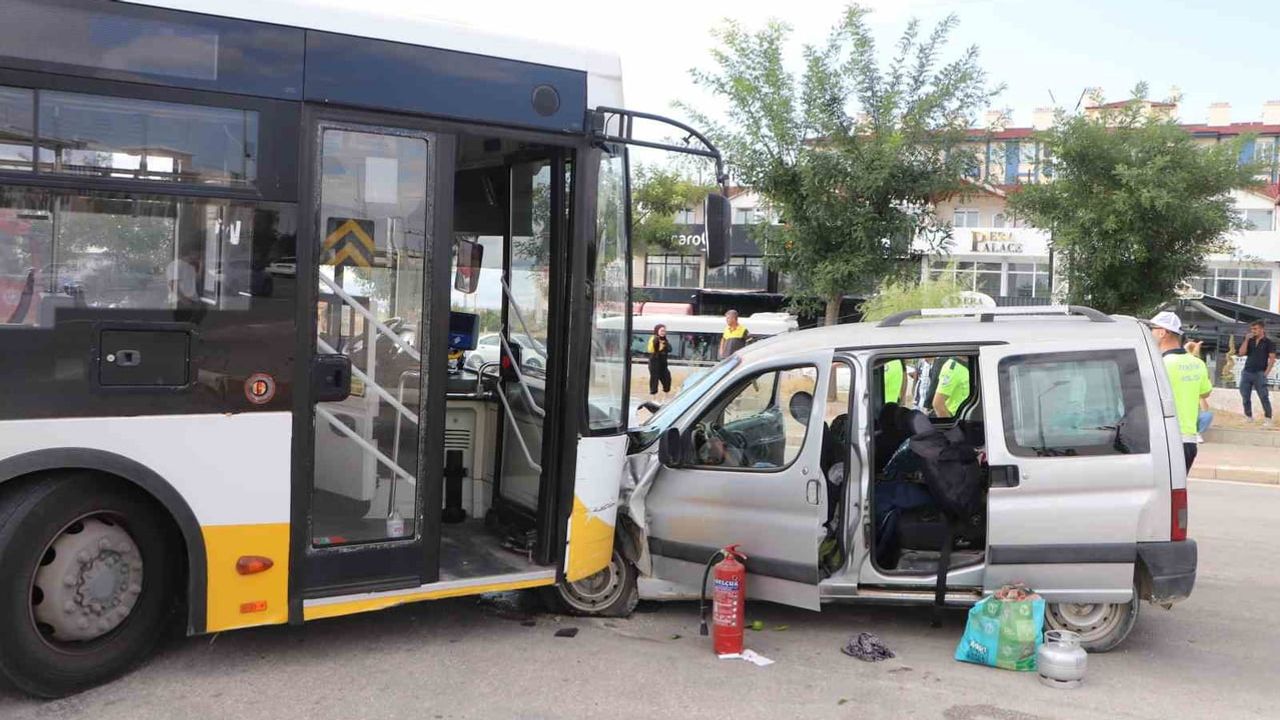 Karaman'da kavşakta kafa kafaya çarpışma: 5 kişi yaralandı