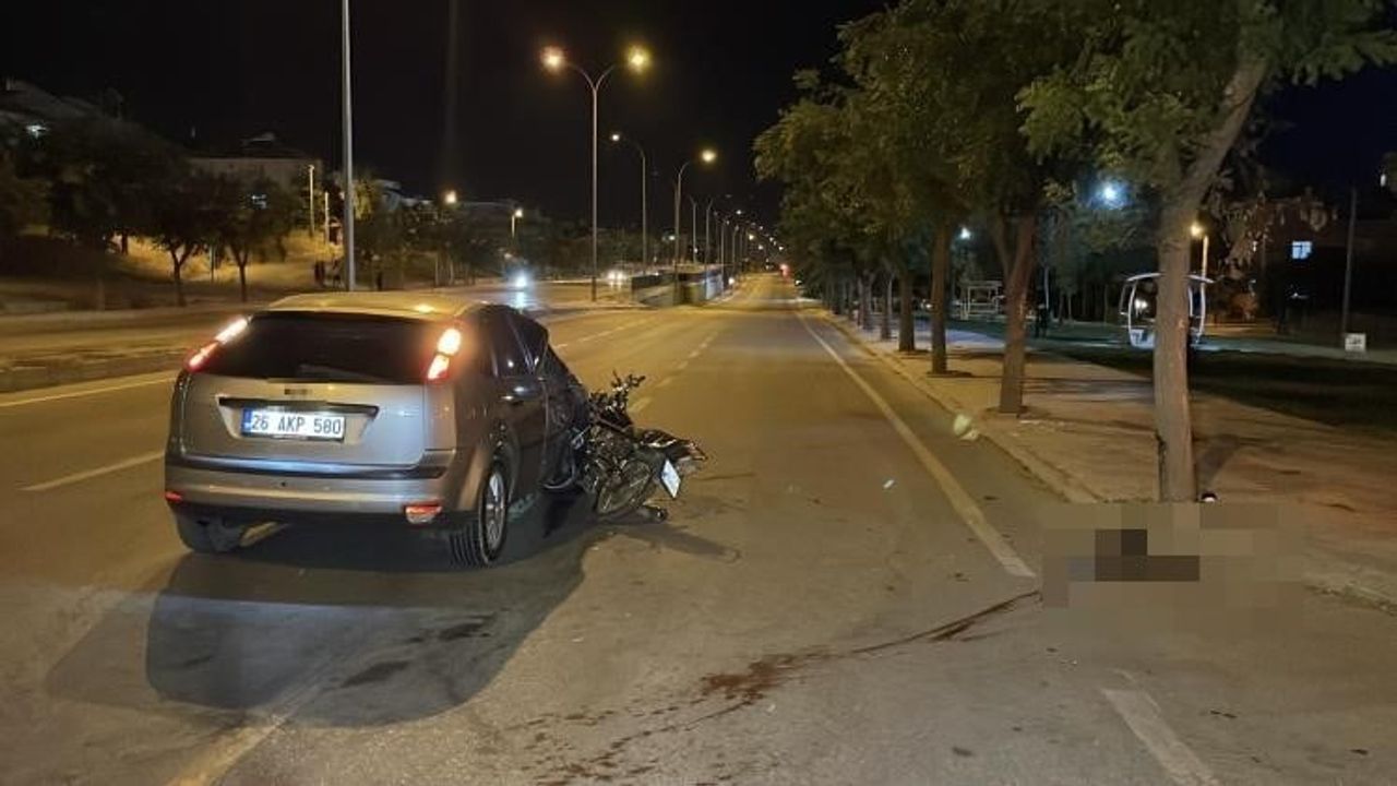 Karaman'da kavşakta motosiklet otomobile saplandı