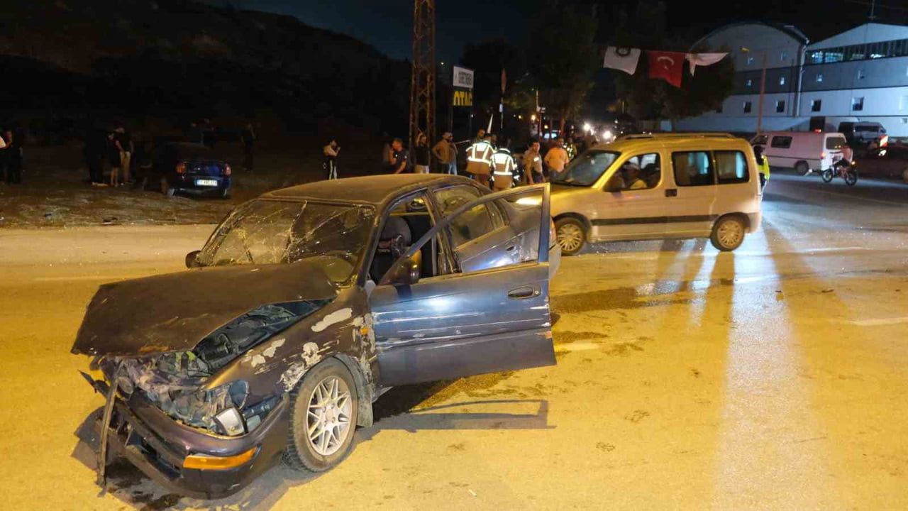 Karaman'da kontrolsüz kavşakta trafik kazası: üç yaralı