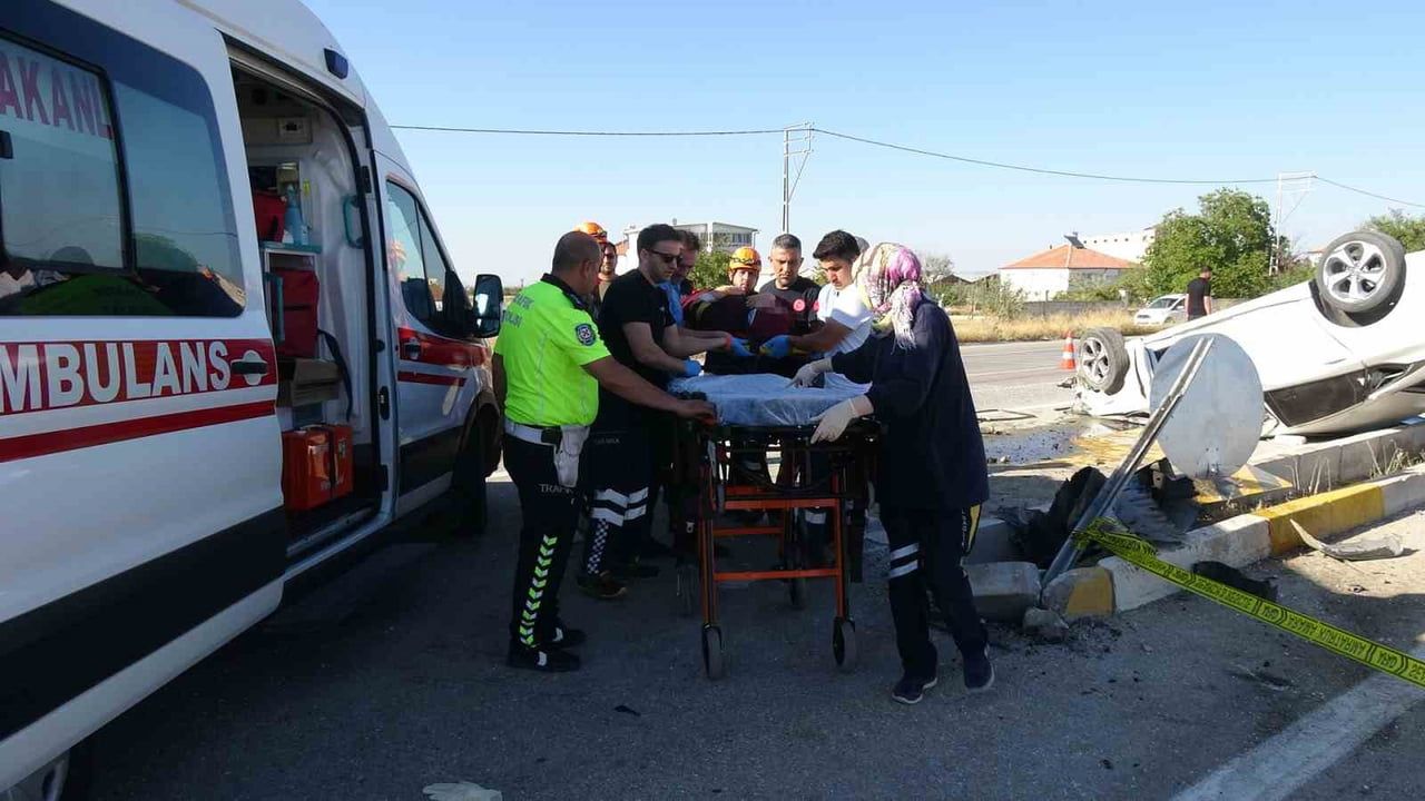 Karaman'da kontrolsüz kavşakta u dönüşü yapan otomobile çarpışma: 2'si çocuk 6 yaralı
