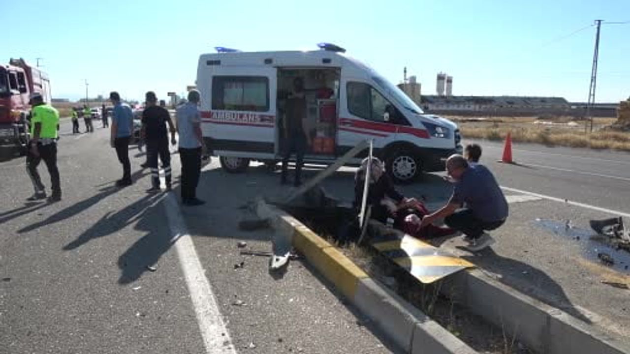 Karaman'da u dönüşüne arkadan çarpma: 6 yaralı, bir sürücünün ayağı diz kapağından koptu