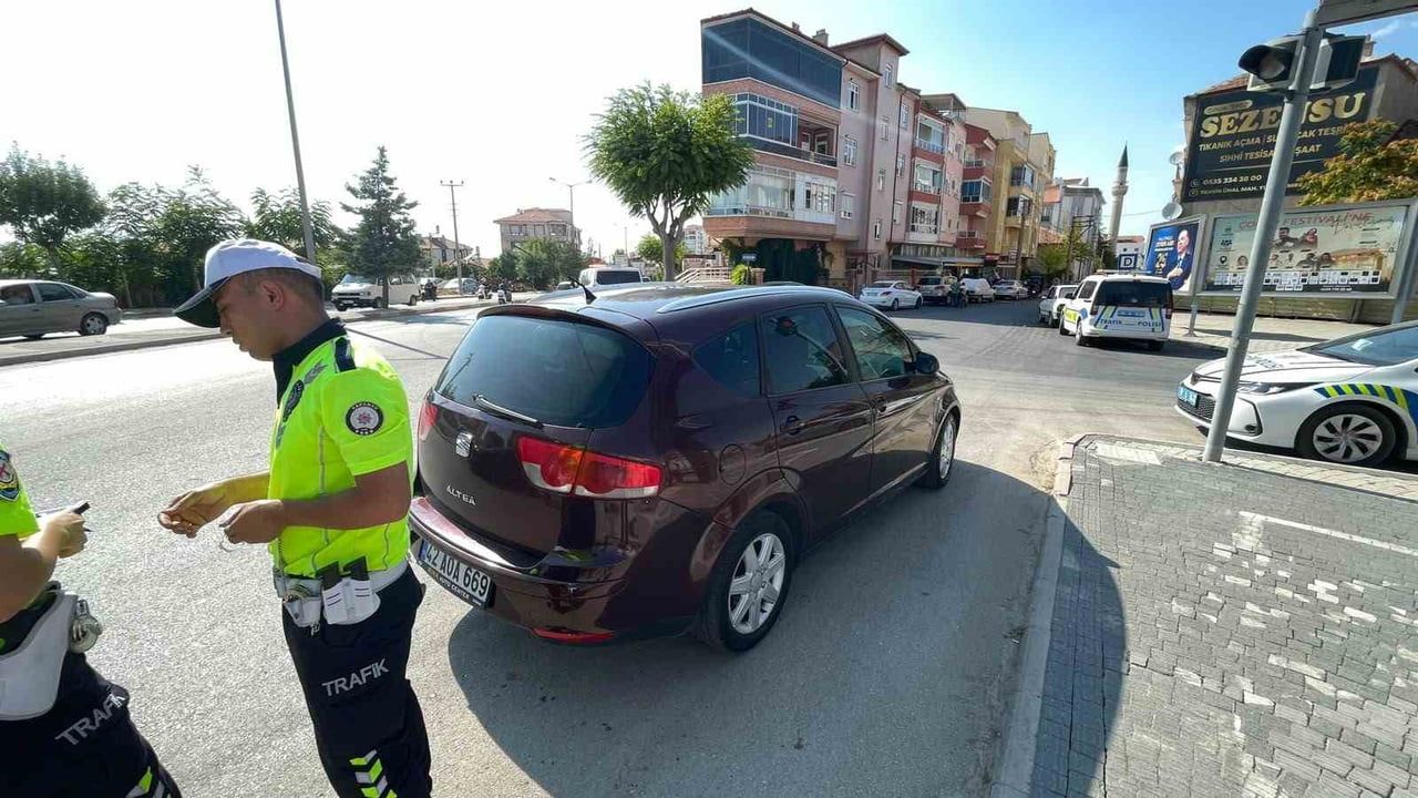 Karaman’da yolun karşısına geçerken otomobile çarpan kadın tedaviye alındı