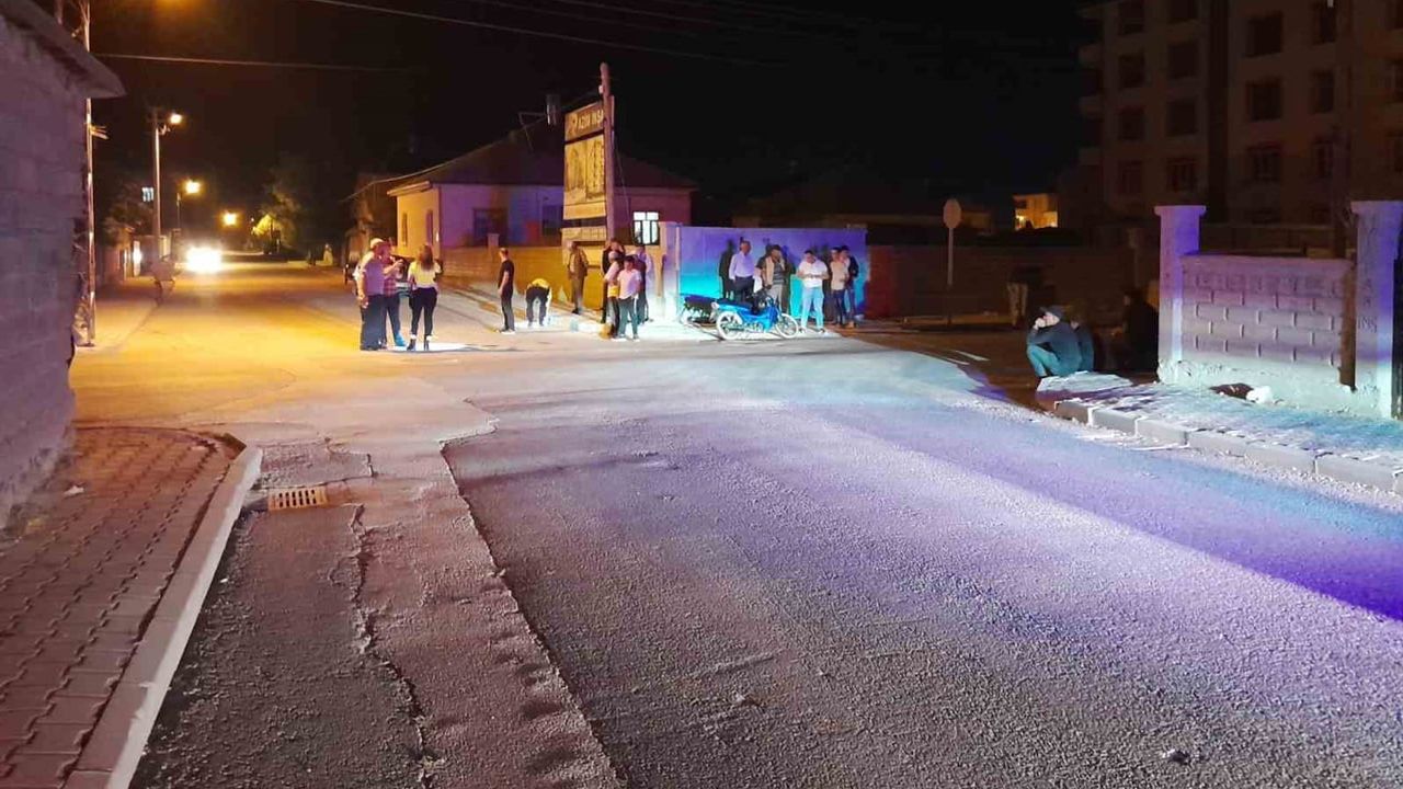 Karapınar'da otomobil ile motosiklet çarpıştı, iki kişi hastaneye sevk edildi