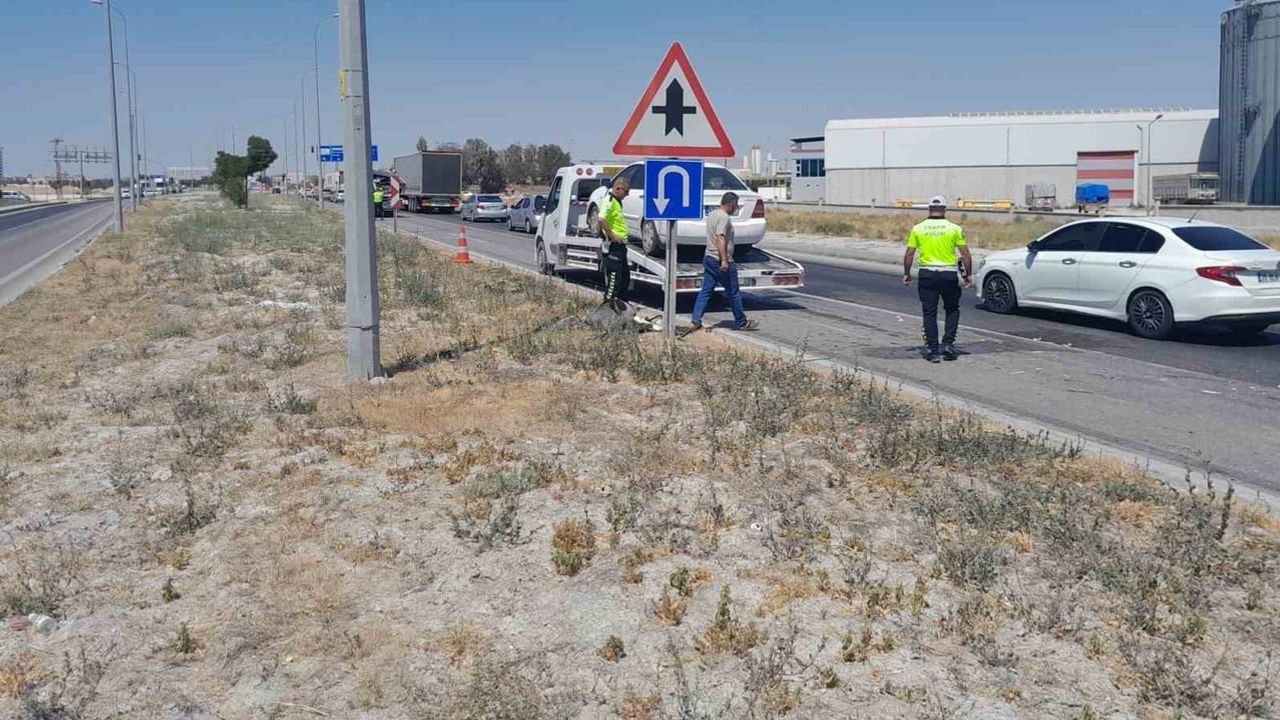 Karapınar Emirgazi kavşağında üç aracın karıştığı kaza: 9 yaralı