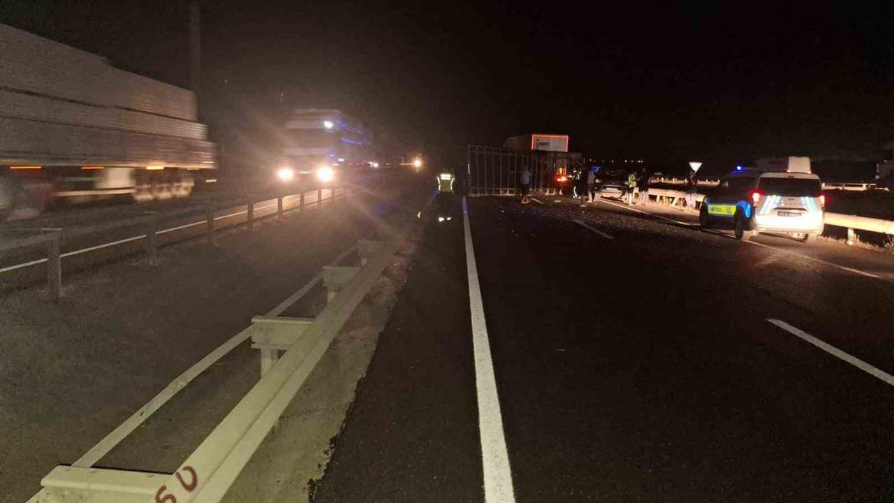Karavanın devrildiği kaza Poyra'da trafiği etkiledi