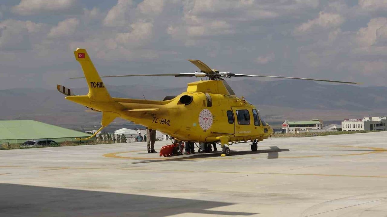 Karayazı'da traktör kazasında 19 yaşındaki genç itfaiye ve helikopterle hastaneye taşındı