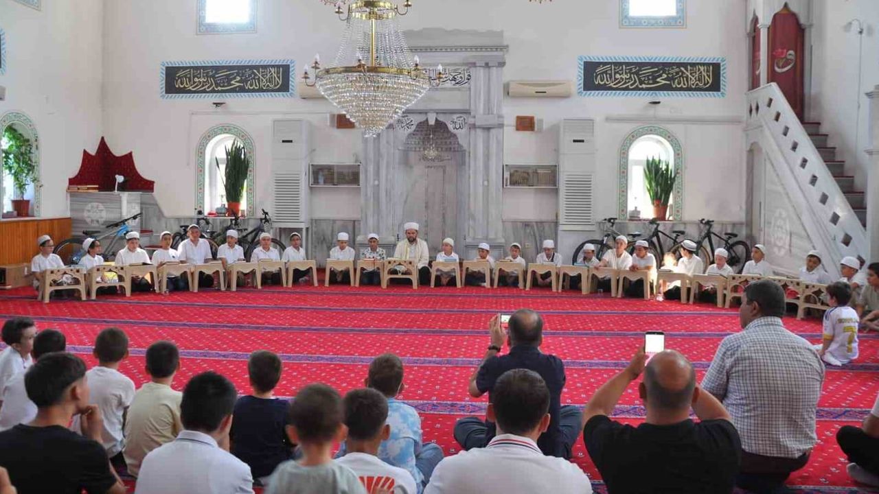 Karesi’de hafızlık sevinci: 20 öğrenci Kur’an-ı Kerim’i hatmetti