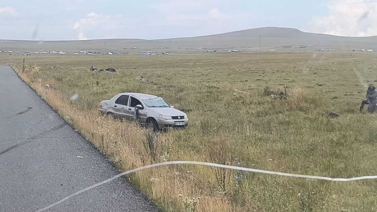 Kars-Iğdır karayolunda şarampole yuvarlanan otomobilde yaralanma yok
