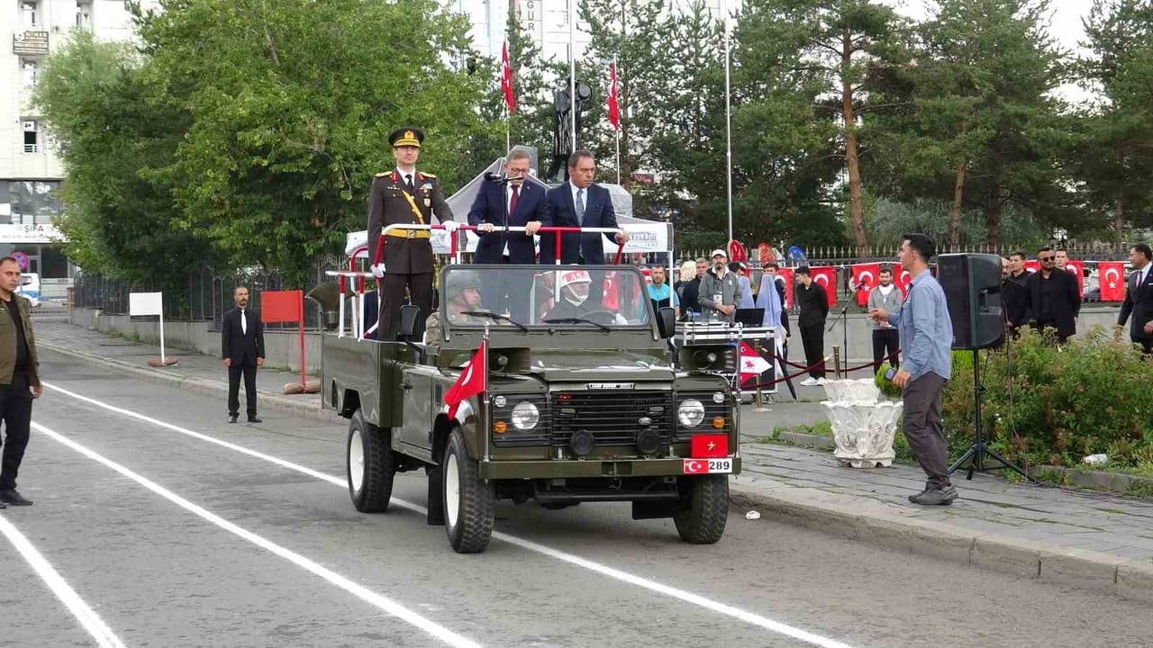 kars’ta 30 ağustos coşkusu yağmura rağmen sürdü