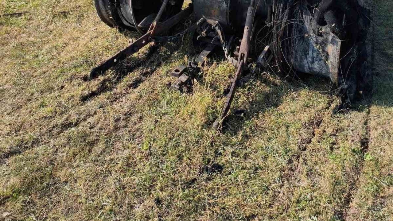Kars'ta alevlenen traktör hurdaya döndü
