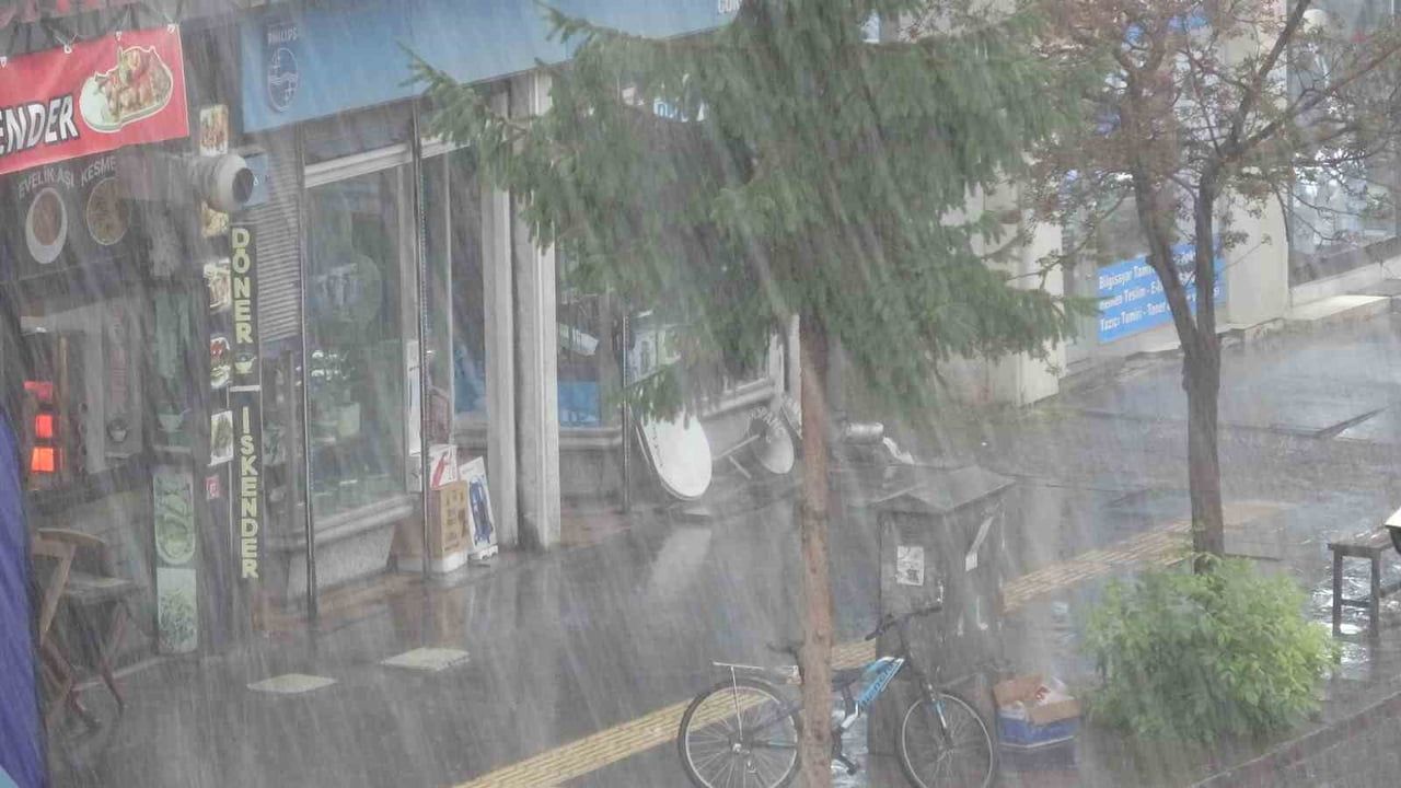 Kars’ta aniden bastıran sağanak ve dolu cadde ve sokakları göle çevirdi