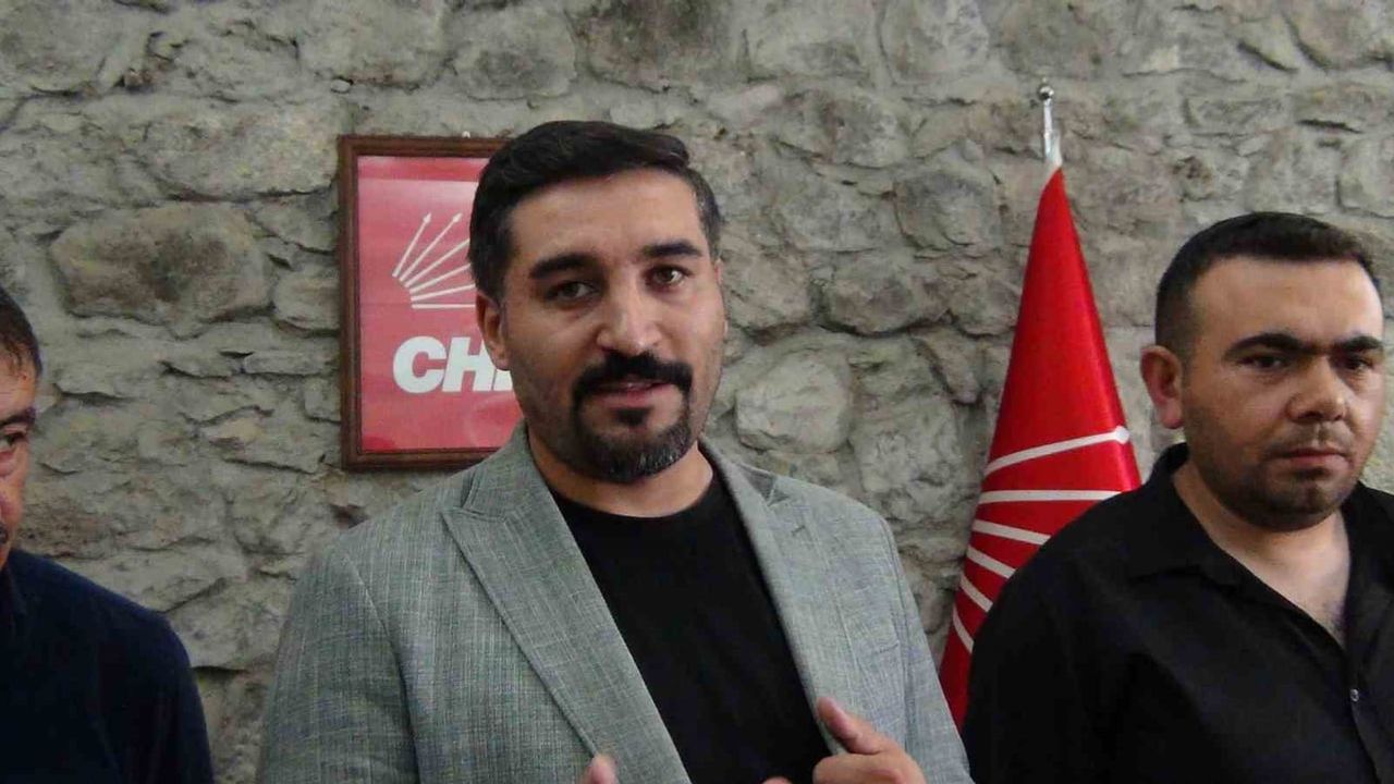 Kars'ta çilingirli devir teslim: CHP il başkanı anahtar krizini çözdü