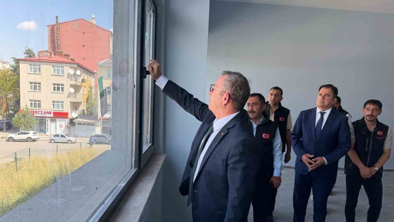 Kars'ta Fevzipaşa Ortaokulu'nda son hazırlıklar tamamlanıyor