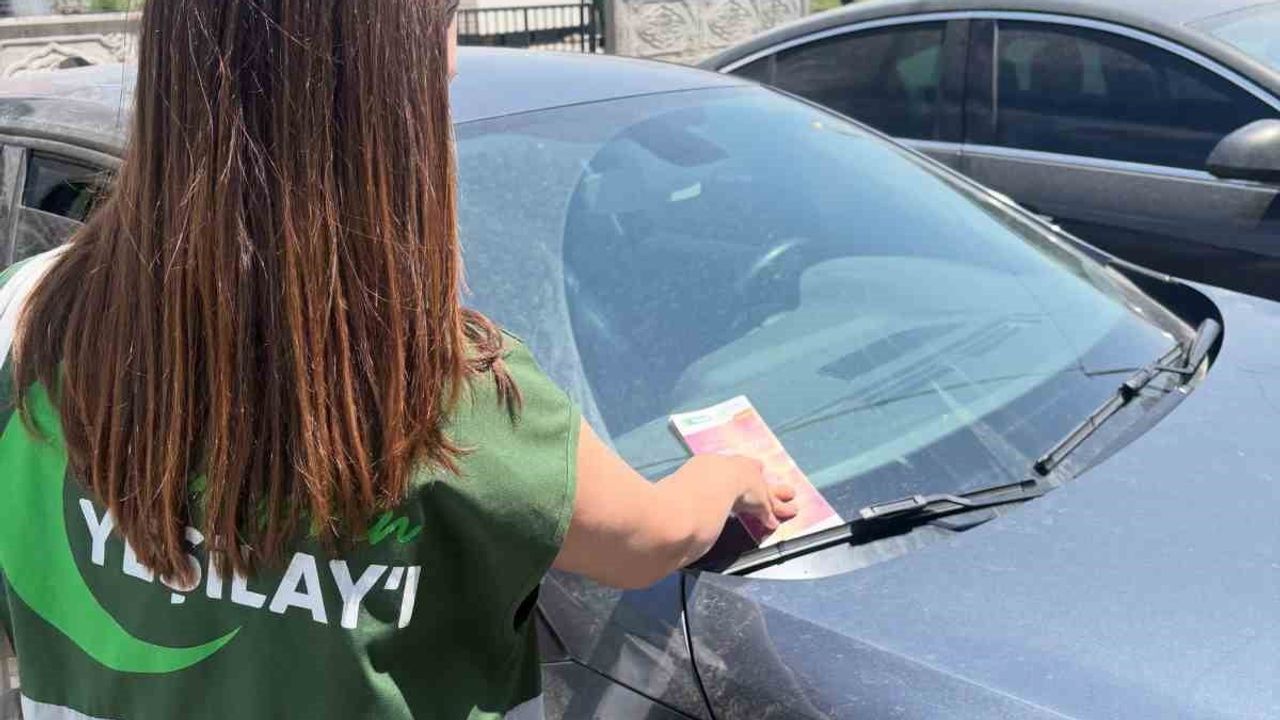 Kars'ta park halindeki araçlar bağımlılıkla mücadele mesajı taşıdı