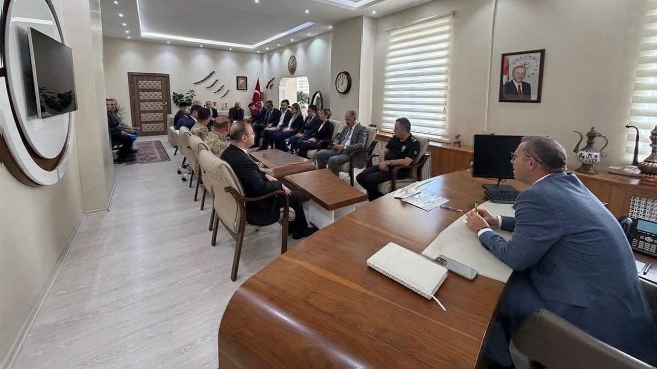 Kars valisi Ziya Polat Arpaçay'da kurum yöneticileriyle buluştu