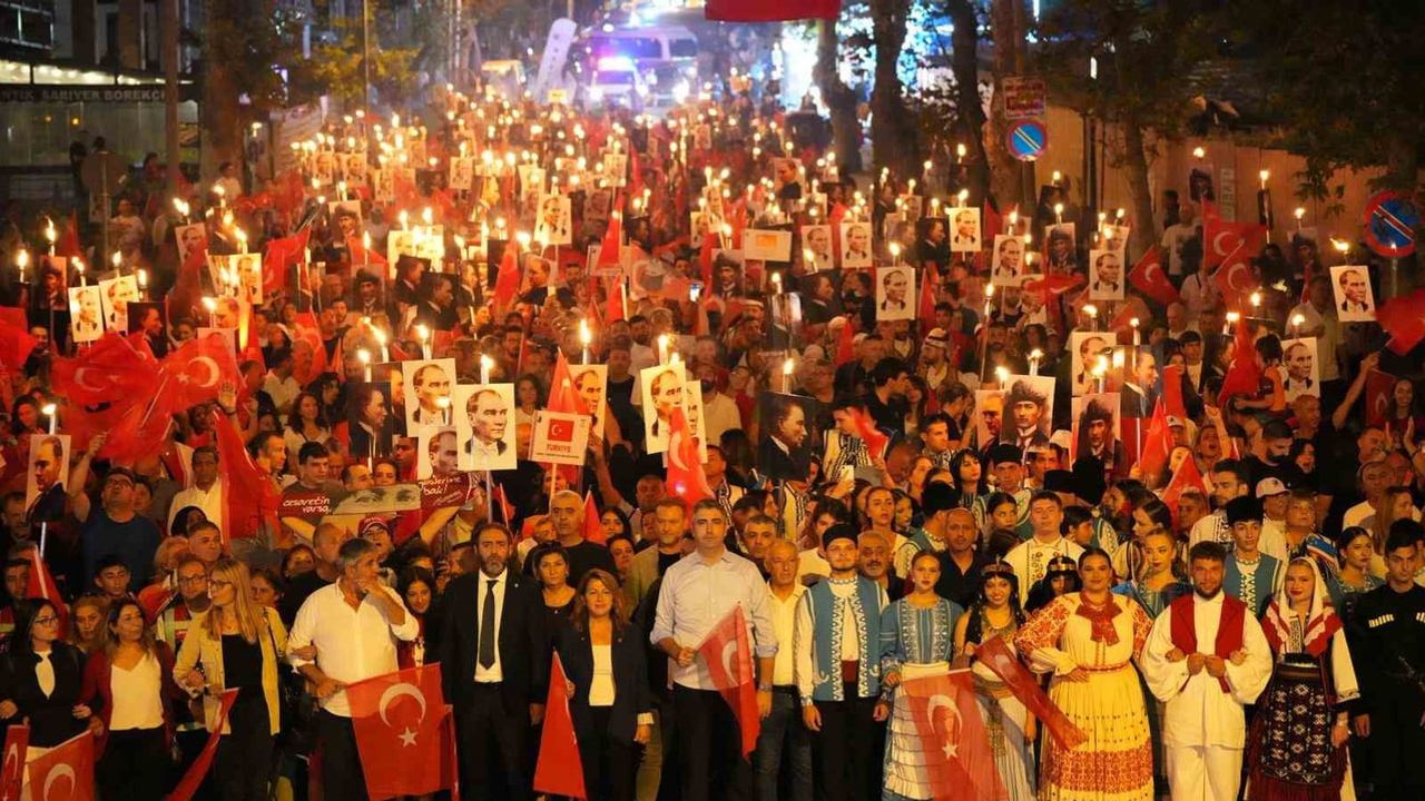 Kartal’da 30 ağustos coşkusu fener alayı ve uluslararası festivalle taçlandı
