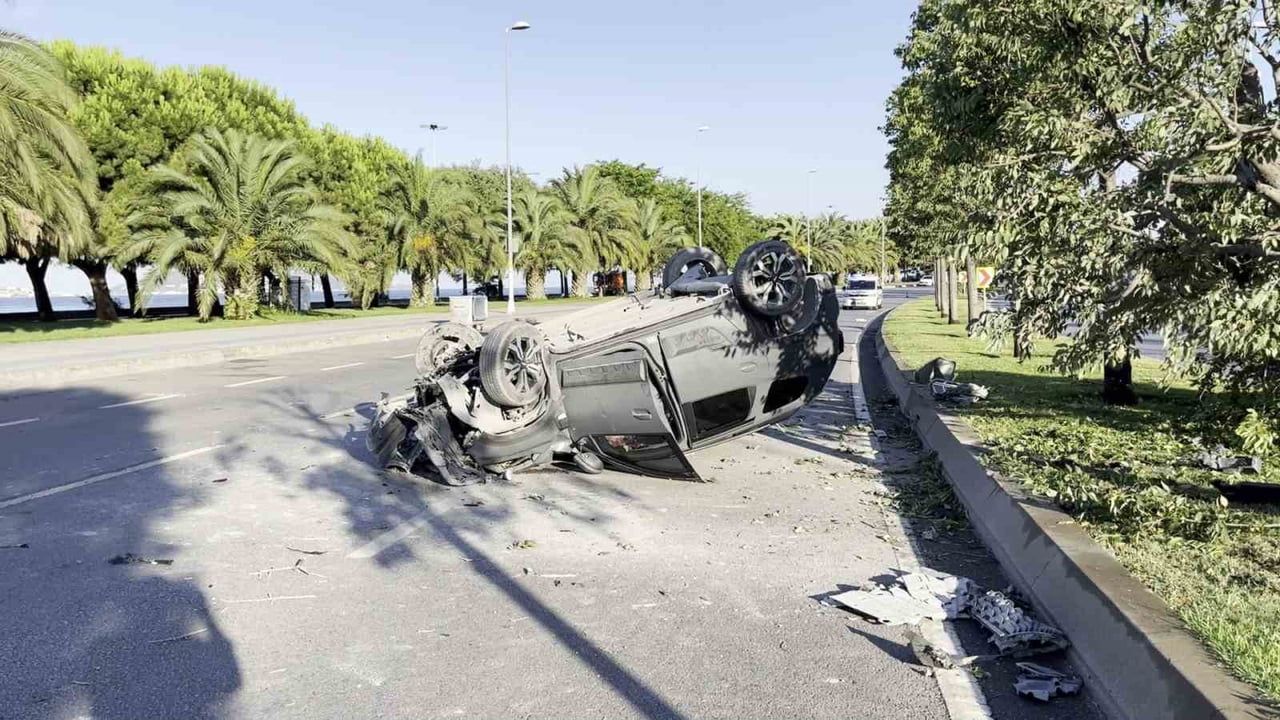 Kartal sahilyolunda direksiyon hakimiyeti kaybı sonrası otomobil takla attı